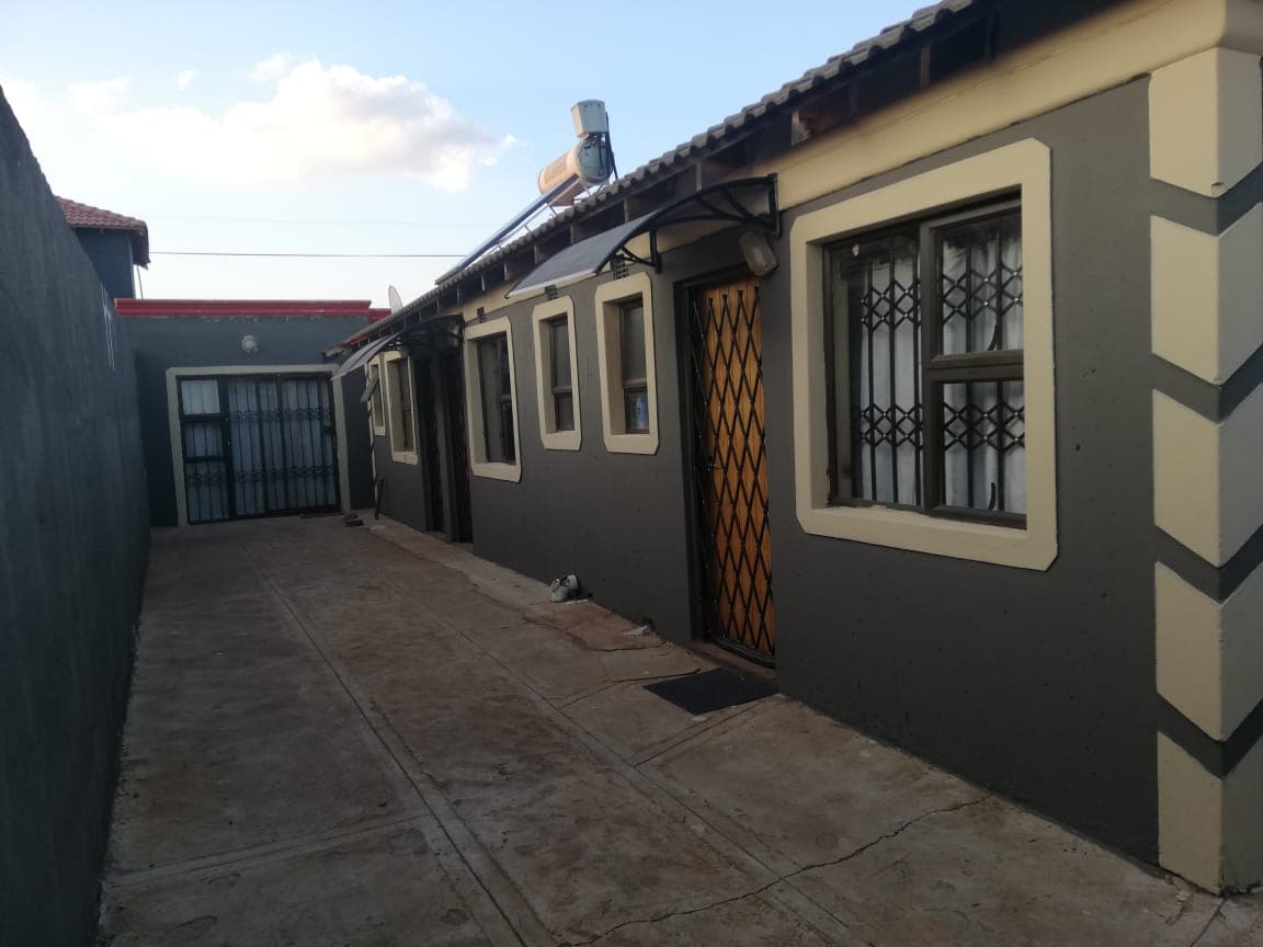 Bachelor Rooms Available